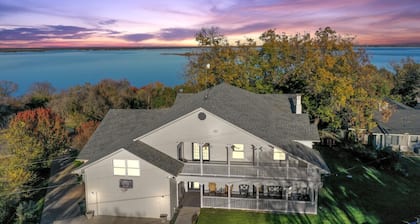 On Lake~Retreats~Brand New Kitchen~Game Room~Pets