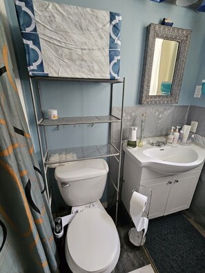 Habitación familiar | Baño | Secadora de cabello, bidet electrónico, toallas 