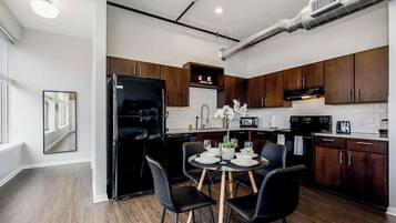 Fridge, oven, stovetop, dishwasher