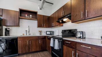 Refrigerador, horno, parrilla de estufa y lavavajillas