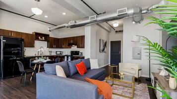 TV connectée, table de tennis de table, écrans d'ordinateur