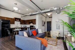 Una Smart TV, una mesa de tenis de mesa, una pantalla de ordenador