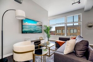 Una Smart TV, una mesa de tenis de mesa, una pantalla de ordenador