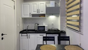 City Apartment | Private kitchen | Mini-fridge, microwave, cookware/dishes/utensils, cleaning supplies - Amur 205 (Istanbul)