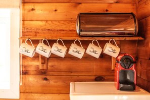 Traditional-Ferienhütte | Eigene Küche | Großer Kühlschrank, Mikrowelle, Ofen, Herdplatte