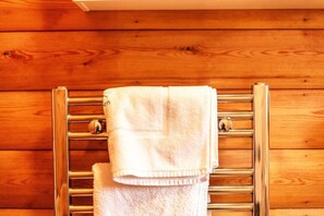 Cabana tradicional | Bany | Capçal de dutxa tipus cascada i tovalloles 