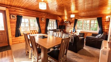 Traditional Cabin | Living area | 32-inch LED TV with digital channels