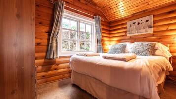 Traditional Cabin | 3 bedrooms, free WiFi, bed sheets