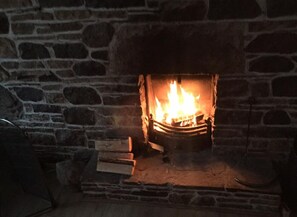 Living area - The Hideout Hostel (Dingle)
