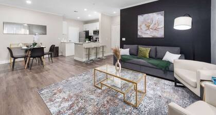 Chic 2-Bedroom Pet-friendly, Near Sunrise Peak