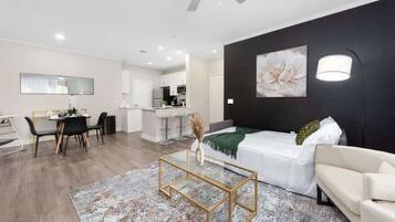 2 slaapkamers, een strijkplank/strijkijzer, reisbedje, gratis wifi