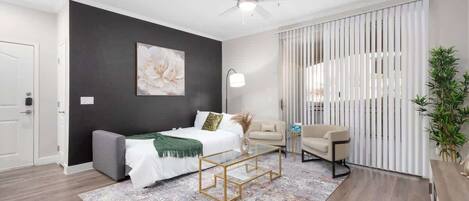 1 habitación, escritorio, tabla de planchar con plancha y cuna de viaje