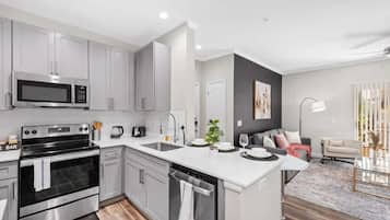 Een koelkast, een microgolfoven, een oven, een kookplaat