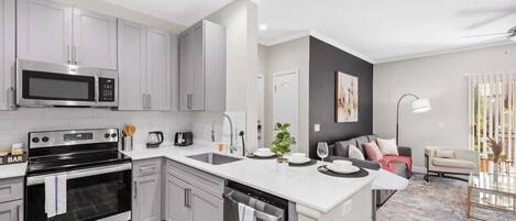 Réfrigérateur, micro-ondes, four, plaque de cuisson