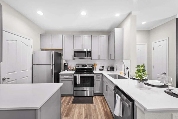 Réfrigérateur, micro-ondes, four, plaque de cuisson