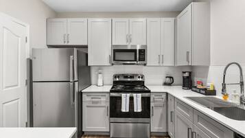 Geladeira, micro-ondas, fogão, cooktop