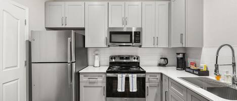 Refrigerador, microondas, horno y parrilla de estufa