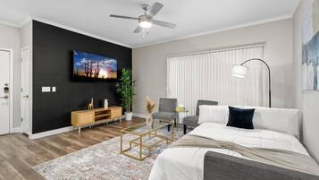 2 camere, una scrivania, ferro/asse da stiro, culla da viaggio