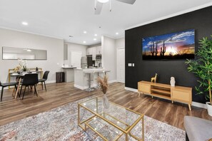 Smart-tv en een computerscherm