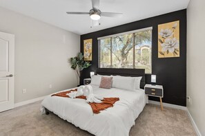 2 slaapkamers, een bureau, een strijkplank/strijkijzer, reisbedje