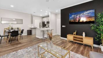 Een smart-tv en een kantoor