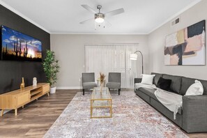 Smart-tv en een computerscherm