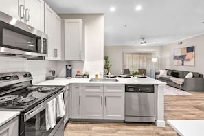Geladeira, micro-ondas, fogão, cooktop