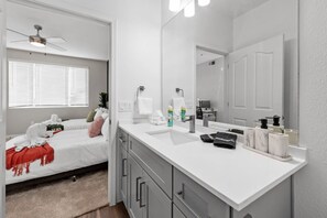 Secador de pelo, toallas, jabón y champú