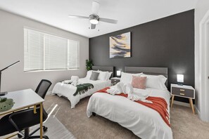 2 dormitorios, escritorio, tabla de planchar con plancha y cuna de viaje