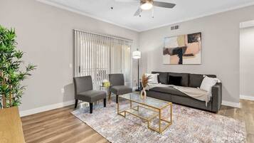 Een smart-tv en een kantoor