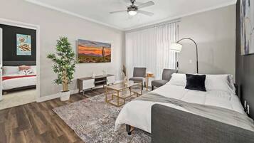 2 habitaciones, tabla de planchar con plancha y cuna de viaje