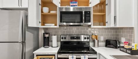 Réfrigérateur, micro-ondes, four, plaque de cuisson