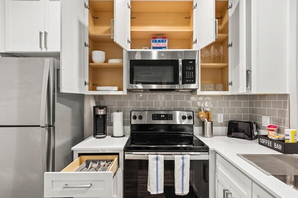 Fridge, microwave, oven, stovetop - Cozy 2BR-Pool,Gym,Prkng,Near Mayo Clnc&Westwrld (Scottsdale)