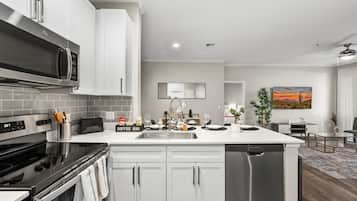 Refrigerador, microondas, horno, placa de cocina