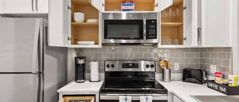 冷蔵庫、電子レンジ、オーブン、コンロ