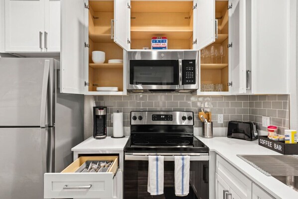 Refrigerador, microondas, horno y parrilla de estufa 