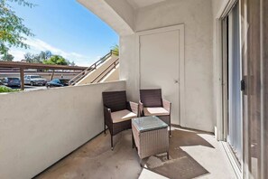 Terrace/patio - Cozy 2BR-Pool,Gym,Prkng,Near Mayo Clnc&Westwrld (Scottsdale)