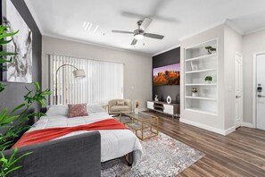 1 makuuhuone, työpöytä, silitysrauta/-lauta, vauvan matkasänky