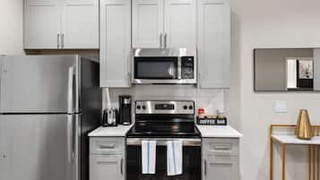 Køleskab, mikrobølgeovn, ovn, kogeplade