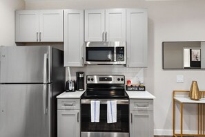 Jääkaappi, mikroaaltouuni, uuni, liesi