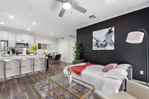 1 bedroom, iron/ironing board, travel crib, free WiFi - Chic 1BR: Scottsdale, Pet-friendly, Sunrise Peak (Scottsdale)