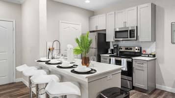 Køleskab, mikrobølgeovn, ovn, kogeplade