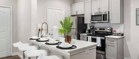 Réfrigérateur, micro-ondes, four, plaque de cuisson