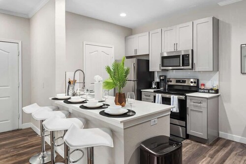 Chic 1-Bedroom Pet-Friendly, Near Sunrise Peak