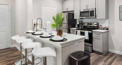 Chic 1-Bedroom Pet-Friendly, Near Sunrise Peak