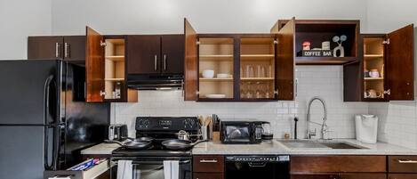 Refrigerador, microondas, horno y parrilla de estufa