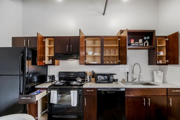 Een koelkast, een microgolfoven, een oven, een kookplaat