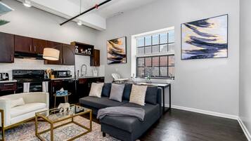 Een smart-tv, een tafeltennistafel en een computerscherm