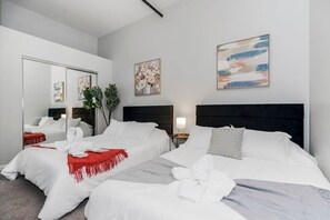 Een bureau, een strijkplank/strijkijzer, gratis wifi, beddengoed