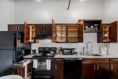 Chic 1BR Near Arrowhd & TMobile Parking, Rooftop